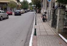 Τοποθετούνται μεταλλικοί πάσσαλοι για την αποτροπή στάθμευσης οχημάτων επάνω στα πεζοδρόμια