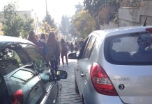 Χωρίς πεζοδρόμια οι μαθητές. Επικίνδυνη η πρόσβαση των μαθητών στα σχολεία τους.