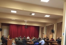 Συγκέντρωση αυτη τη στιγμή μελών του ΣΥΡΙΖΑ υπέρ της δημιουργίας μετεγκατάστασης