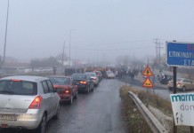 Κλειστός ο δρόμος απο τους διαδηλωτές