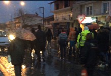 Και με βροχή δεν σταματούν να διαμαρτύρονται