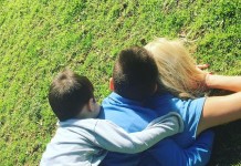 Φαίη Σκορδά: Παιχνίδια στο γρασίδι με τους γιους της (εικόνα)