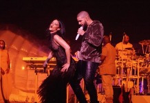 Rihanna: Χωρίς σουτιέν λικνίστηκε προκλητικά στη σκηνή μαζί με τον πρώην της (εικόνες)