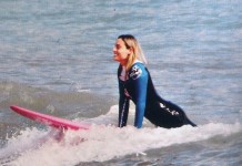 Ελεονώρα Μελέτη: «Δαμάζοντας» τα κύματα της Βουλιαγμένης (εικόνες)