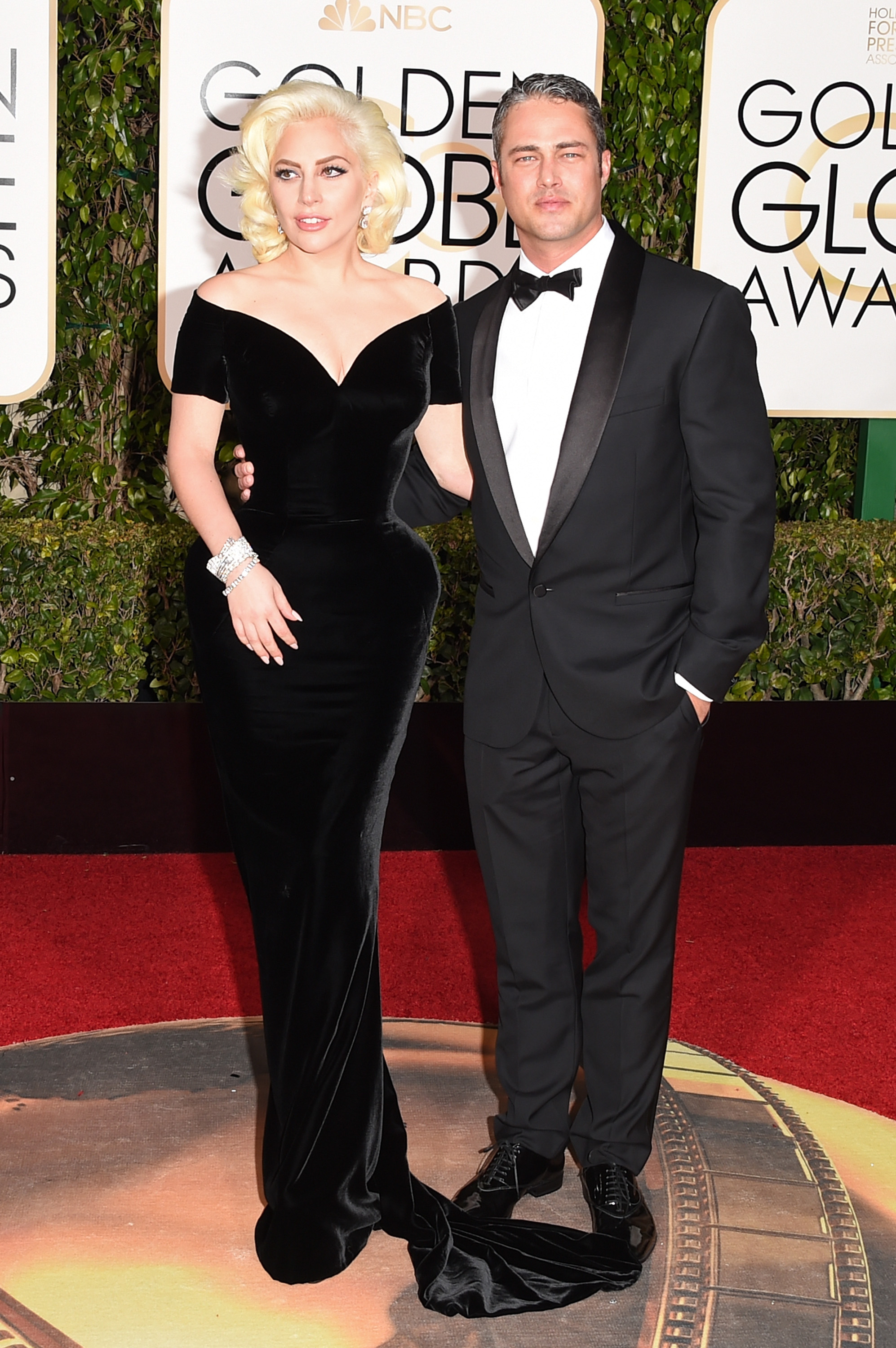 https://www.oraiokastro24.gr/wp-content/uploads/2016/07/golden-globes-2016-lady-gaga-taylor-kinney-011016-5.jpg