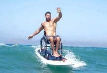 Έλληνας παραολυμπιονίκης δάμασε τα κύματα με το αναπηρικό του αμαξιοδιο