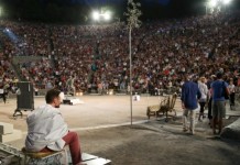 Χαμός στην Επίδαυρο! Έφευγαν οικογένειες στην μέση της παράστασης «Λυσιστράτη»