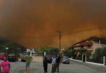 Ανεξέλεγκτη η φωτιά στη Θάσο .Πολλά μέτωπα, κάηκαν σπίτια, απειλείται χωριό,βίντεο
