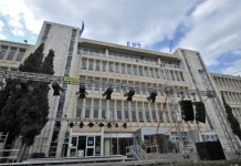 Γιατί κόπηκαν οι μισθοί στην ΕΡΤ – Η οργή του Τσακνή