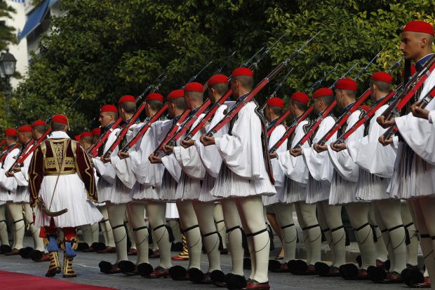 Άνδρες της Προεδρικής Φρουράς παρατάσσονται έξω από το Προεδρικό Μεγάρο κατά τη διάρκεια της επίσκεψης του Προέδρου των ΗΠΑ Μπάρακ Ομπάμα (Barack Obama) στην Αθήνα, Τρίτη 15 Νοεμβρίου 2016.Ο Μπάρακ Ομπάμα (Barack Obama) βρίσκεται στην Αθήνα για διήμερη επίσημη επίσκεψη. ΑΠΕ-ΜΠΕ/ΑΠΕ-ΜΠΕ/ΑΛΕΞΑΝΔΡΟΣ ΒΛΑΧΟΣ