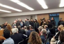 Χρυσαυγίτες με επικεφαλής Παναγιώταρο, Λαγό και Μπαρμπαρούση εισέβαλαν σε εκδήλωση της ΕΣΗΕΑ (BINTEO)