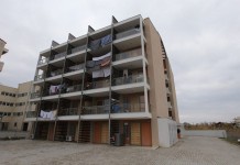 Η πολυκατοικία των προσφύγων στην Σίνδο