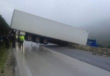 Τράκτορας κρέμονταν στον αέρα πάνω απο γκρεμό