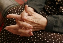 Απάτη σοκ στον Λαγκαδά: Άρπαξαν 100.000 ευρώ που είχε θάψει στον κήπο 76χρονη
