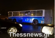 ΤΩΡΑ: Δίπλωσε λεωφορείο του ΟΑΣΘ στην περιφερειακή οδό Θεσσαλονίκης (ΦΩΤΟ)
