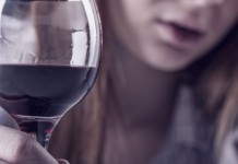 Νέες γυναίκες αιχμάλωτες στον αλκοολισμό