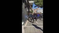 Η στιγμή της σύλληψης του οδηγού που μαχαίρωσε αστυνομικό στη Γλυφάδα (VIDEO)