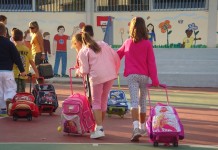 Στο σχολείο θα μένει η τσάντα των μαθητών μία Παρασκευή το μήνα
