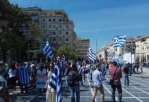 ΤΩΡΑ – Χαμός στο κέντρο της Θεσσαλονίκης από πορεία οπαδών του Σώρρα