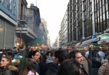 Οι Θεσσαλονικείς αποχαιρετούν το 2017 με ρετσίνες και σουβλάκια (Video)