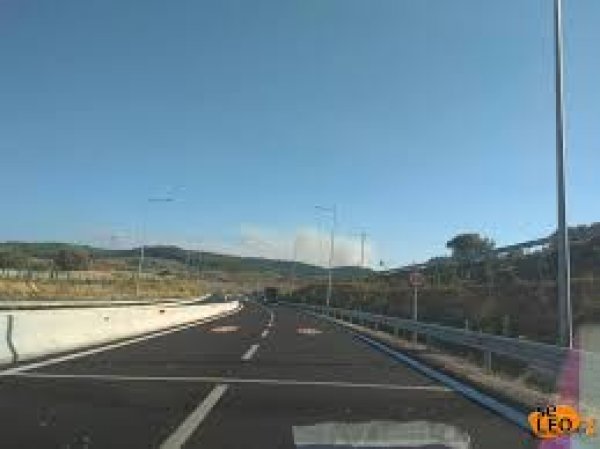 Απίστευτη κακοτεχνία στον Εύοσμος Θεσσαλονίκης - Κολώνα φωτισμού μέσα στη μέση του δρόμου (φωτό)