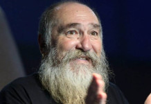 Πέθανε ο Τζίμης Πανούσης