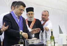 Ο περιφερειάρχης Μακεδονίας στην κουζίνας της ΔΕΘ με τον π.Επιφάνιο,βιντεο