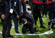 Πέταξαν αντικείμενο στον προπονητή του Ολυμπιακού, δεν ξεκινά το ματς!