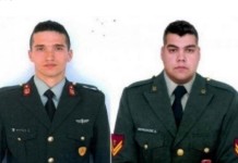 Συναντήθηκαν με τους γονείς τους οι δύο Έλληνες στρατιωτικοί