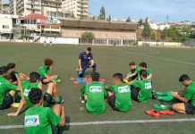 Αρχίζει το ματς,προσφυγόπουλα παίζουν ποδόσφαιρο με ένστολους