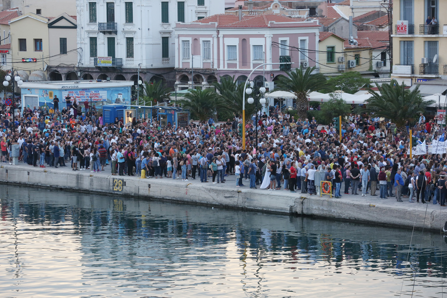 Διαδηλωτές σε συγκέντρωση διαμαρτυρίας έξω από το Αίθριο της Γενικής Γραμματείας Αιγαίου, όπου θα μιλήσει ο πρωθυπουργός Αλέξης Τσίπρας στο 14ο Περιφερειακό Συνέδριο για την Παραγωγική Ανασυγκρότηση, στη Μυτιλήνη, την Πέμπτη 3 Μαΐου 2018. Με κινητοποιήσεις, απεργίες και κλειστά καταστήματα αντιδρούν κάτοικοι και φορείς της Λέσβου στην επίσκεψη του πρωθυπουργού Αλέξη Τσίπρα για να συμμετάσχει στο 14ο Αναπτυξιακό Συνέδριο Βορείου Αιγαίου. Πάγιο αίτημα των κατοίκων και των φορέων είναι η άμεση αποσυμφόρηση από τον μεγάλο αριθμό προσφύγων και μεταναστών, αλλά και η διατήρηση των μειωμένων συντελεστών ΦΠΑ. ΑΠΕ ΜΠΕ/ΑΠΕ ΜΠΕ/ΟΡΕΣΤΗΣ ΠΑΝΑΓΙΩΤΟΥ