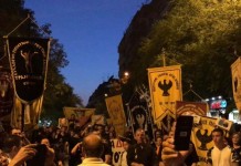 Τραγουδούν τον Εθνικό Ύμνο και φωνάζουν συνθήματα κατά του Ερντογάν στο Τουρκικό Προξενείο,βίντεο