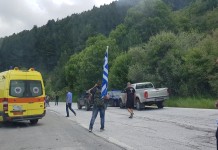 Βιντεο.Ασθενοφόρο παραλαμβάνει πολίτη έπειτα από χρήση χημικών από τα ΜΑΤ
