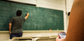 Τέλος τα κινητά τηλέφωνα για τους μαθητές στα σχολεία
