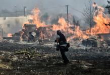 Αγκαλιασμένοι κάηκαν ζωντανοί οι 26 νεκροί στην Αργυρή Ακτή