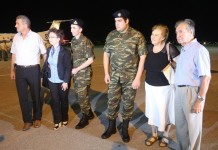 Βίντεο,Στην Ελλάδα οι δύο Έλληνες στρατιωτικοί – Κατέβηκαν ένστολοι από το αεροπλάνο