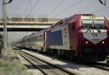 Τραίνο με 385 επιβάτες προσέκρουσε σε βράχια στο δρομολόγιο για Θεσσαλονίκη