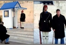 Γιαγιά και παππούς κάνουν παρέα στον εγγονό τους που είναι εύζωνας