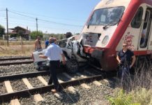 Σύγκρουση τρένου με αυτοκίνητο στη Θεσσαλονίκη – Επιχείρηση απεγκλωβισμού ατόμων