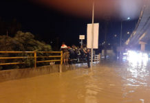 ΤΩΡΑ: Σε εξέλιξη επιχείρηση απεγκλωβισμού σε μονοκατοικία στην Ευκαρπία (ΒΙΝΤΕΟ-ΦΩΤΟ)