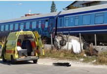 Φρικτό τροχαίο στα Τρίκαλα: Τρένο παρέσυρε και διέλυσε αυτοκίνητο,βίντεο