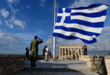Ξημέρωμα 28ης Οκτωβρίου! Έπαρση σημαίας από τους Εύζωνες