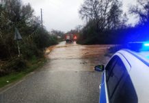 Σοκ Βίντεο- η πυροσβεστική υπηρεσία της Βέροιας προσπαθεί να βρει τον οδηγό που παρασύρθηκε με το αυτοκίνητο του