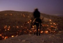 Χιλιάδες Χριστιανοί συρρέουν στη Βηθλεέμ – Επέστρεψε το πρώτο κομμάτι ξύλου της φάτνης του Ιησού