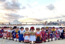 21χρονος Έλληνας ντύνει φιγούρες Playmobil με παραδοσιακές ελληνικές φορεσιές