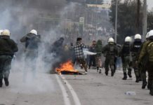 Έτοιμη να εκραγεί η Λέσβος – Στέλνουν ενισχύσεις στα ΜΑΤ μετά τα νέα επεισόδια στη Μόρια