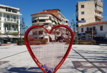 Μια κατακόκκινη καρδιά προσφοράς στήθηκε στην πλατεία του Δήμου Λαγκαδά