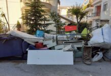 Ωραιόκαστρο: Πέταξαν ολόκληρο νοικοκυριό στο πεζοδρόμιο χωρίς να τους νοιάζει