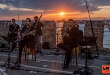 Ο Κώστας Μακεδόνας ανεβαίνει στον πυργίσκο του Λευκού Πύργου και τραγουδά για τη Θεσσαλονίκη