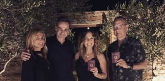 Με Ελληνικό διαβατήριο στα χέρια ποζάρει ο Τομ Χανκς μαζί με τον Κυριάκο Μητσοτάκη
